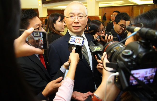 魏家祥在国会走廊接受媒体围访。