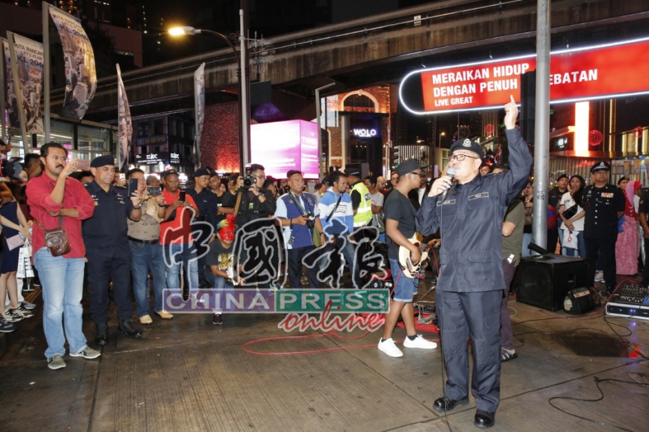 马兹兰（右站者）高唱一曲，促请民众提高警惕。