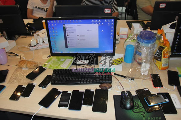 诈骗集团使用电脑及手机，进行欺诈活动。