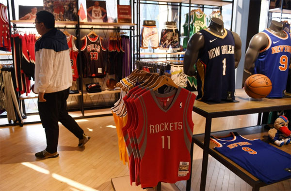 NBA北京店将火箭队的各种商品无限期下架，姚明的11号球衣是唯一幸免的火箭队商品。（法新社）