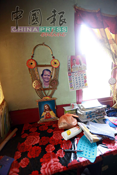 原本放在P古拿睡房桌子上的普拉巴卡兰照片被警方带走。