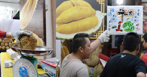 一个榴梿RM540！ 吃了才知价钱  游客斥砍菜头
