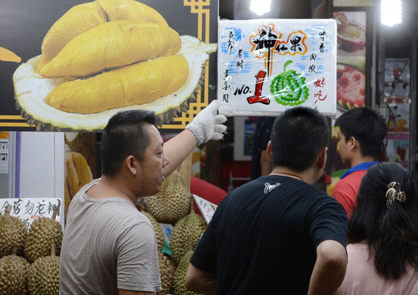 店家指这组游客吃的是名为“神仙果”的顶级黑金榴梿。