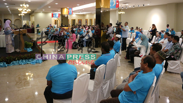 野新公正党区部举行代表大会，旺阿兹莎（左）为大会致开幕词。