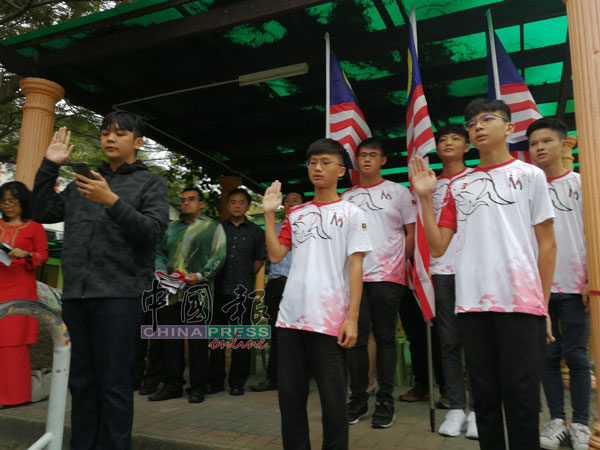 刘嘉诚（左）率领队员返回校园，宣誓将全力以赴。