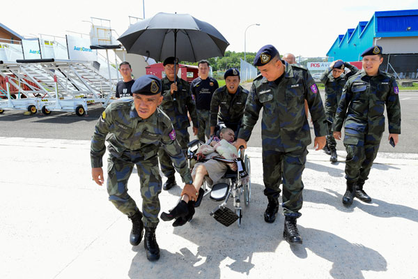 普通行动部队第20营将躺在轮椅的诺哈京敏送上机。