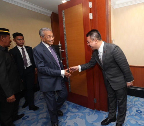 倪可敏依据国会传统，亲自迎接马哈迪礼貌拜会议长办公厅。