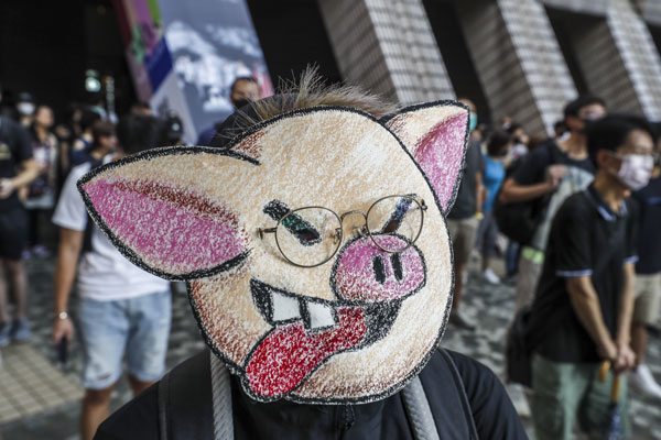示威者戴着面罩上街。