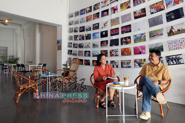 萧国辉与高宝丽在芙蓉老街区设立“芙蓉．柒号半”咖啡馆，身后的照片集，结合10人的摄影作品，主题为“摄影记者眼中的马来西亚”。