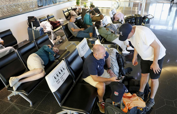 周六一批因为航班取消而滞留在机场的乘客。