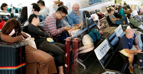 ◤台风袭日◢ 台风致航班取消  旅客扑空挤满机场