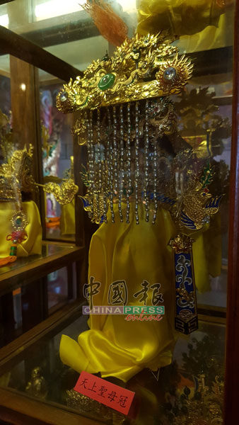 玄母殿堂内展示各神明头冠，图为金光闪闪的天上圣母冠。