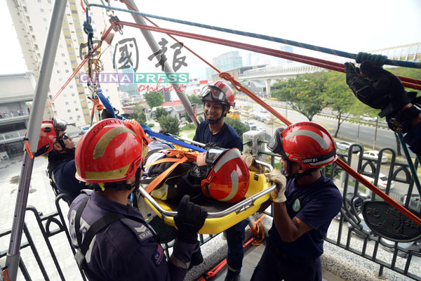 拯救员成功把“灾民”救起。