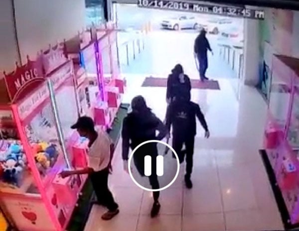 商场闭路电视拍到4名蒙面劫匪，疑持刀进入波德申REGINA购物商场抢劫钱币兑换中心。