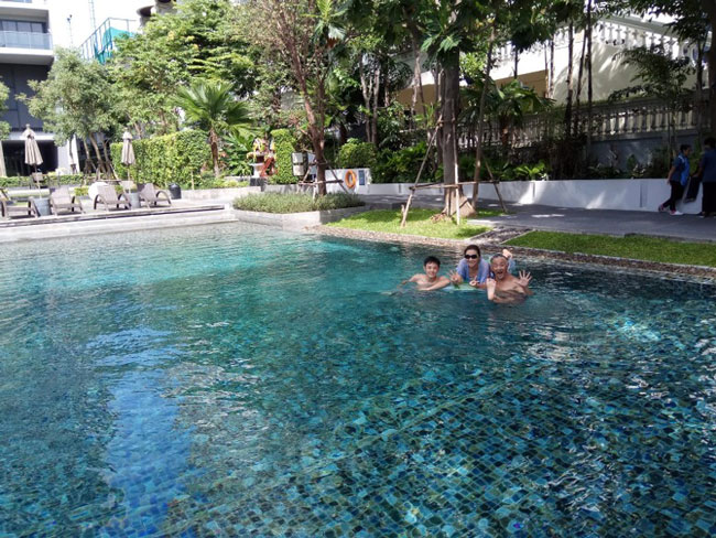 吴岱融租住的4000尺别墅，一家三口可以每天畅泳。