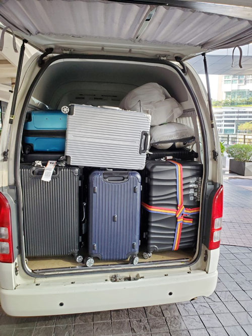 吴岱融收拾行李移居槟城。