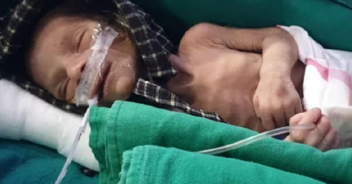 被西罗西救出来的新生女婴被送往医院。