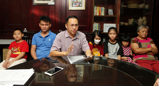 李杰文（左3起）讲解王晓燕的病情。左起是弟弟俊贤、爸爸王文初、姐姐晓芹、最小妹妹晓慧、婆婆赖金莲。