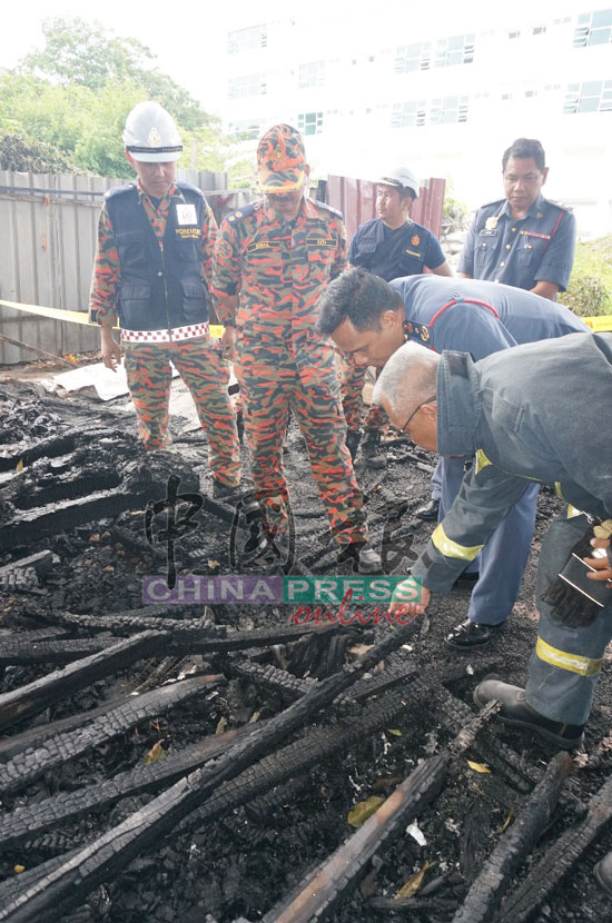 消拯员到烧成废墟的货柜员工宿舍调查，确定是否涉及刑事成分。