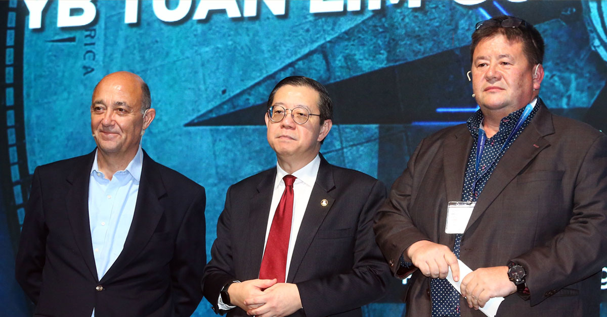 林冠英（中）在2019年国际董事峰会发表演说后，与保罗摩尔（左）和陈光耀合照。