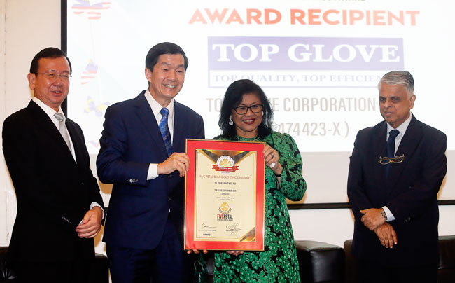 拉菲达（右2起）颁发马来西亚商业道德研究所五瓣道德奖项给顶级手套，由李金谋领取；左起为王友福及哈里达斯。