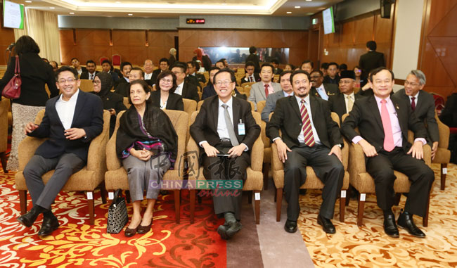 约50名朝野国会议员出席与独中统考特别委员会的对话会。