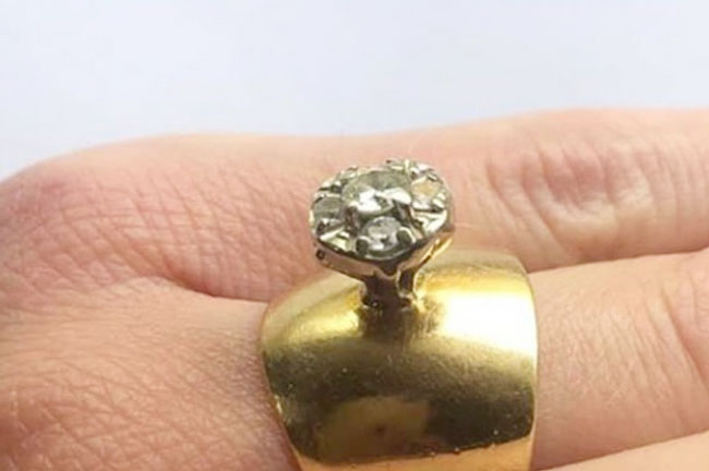 女子在面子书社团分享母亲的订婚戒指，有人戏称戒指造型有如“老式门把”。