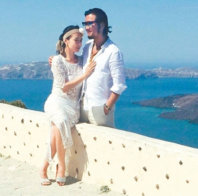 2015年孙兴林美贞在爱琴海的美景前，身穿着白色礼服的照片。