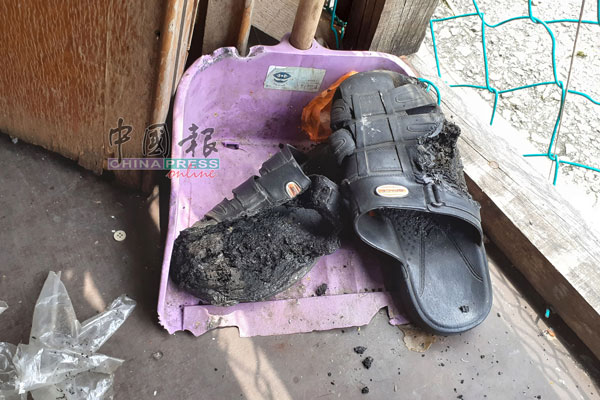在印裔妇女经营的缝纫摊位，有一双被烧毁的拖鞋。