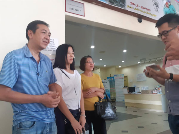 余国贵（左起）、张登惠告诉记者，调查会议的初步结果，证实其中一个部门存有医疗疏忽。