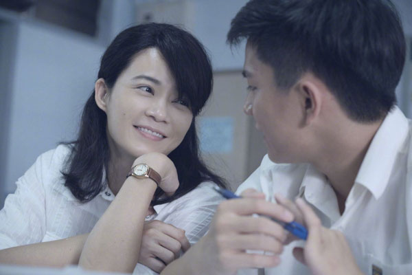 杨雁雁在《热带雨》中饰演因无法生育，同时陷入家庭与事业瓶颈的女老师角色。