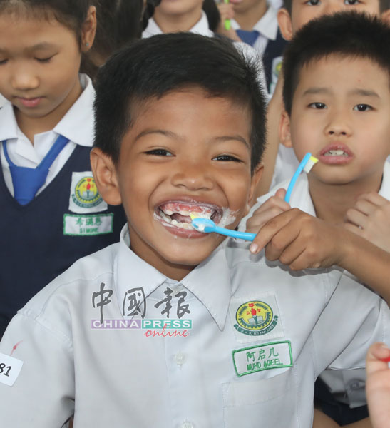 学生阿启儿正在学习正确的刷牙技巧。
