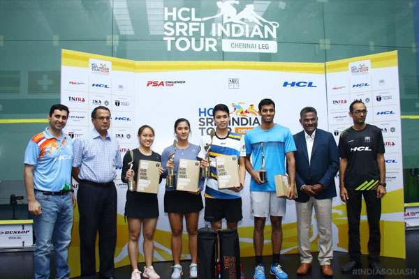袁志文（右4）和雷瑟阿诺（左4）分别摘下印度巡回赛清奈站的男女子组冠军，另一大马女将赖雯丽（左3）女收获亚军。（摘自赛会官网）