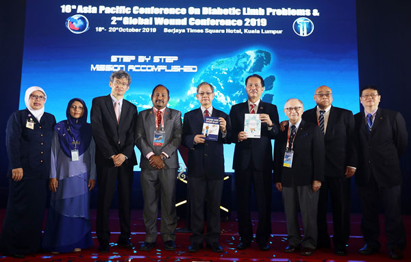 李文材（左5起）与诺希山为第16届亚太糖尿病肢体问题大会主持开幕礼。