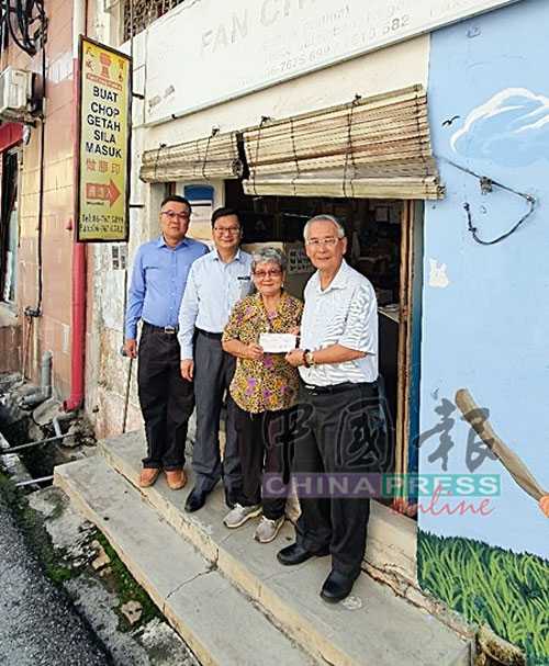 郭宝珠（右2）把捐款支票移交给莫泰波（右），左起为卓鸿春及校长张永庆。
