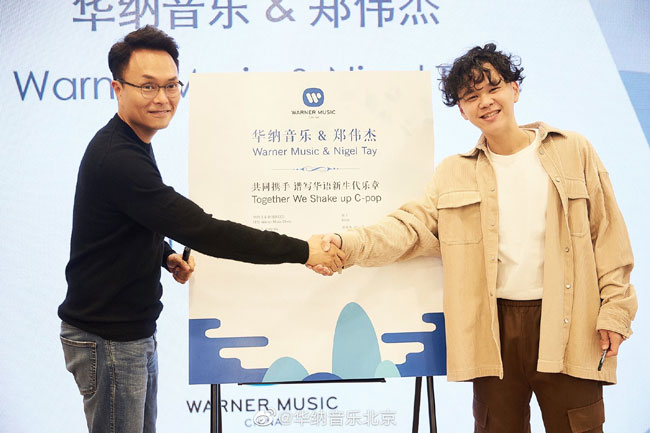 郑伟杰（右）与华纳音乐中国区执行长Andy Ma（左）签下一纸合约。