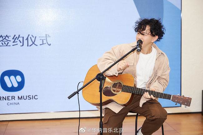 郑伟杰在签约仪式上自弹自唱《情非得已》。