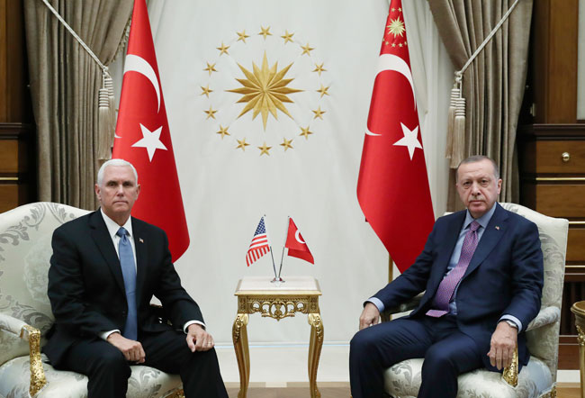 美国副总统彭斯周四在安卡拉与土耳其总统埃尔多安进行会谈。（美联社）
