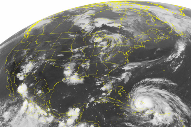 2011年8月24日拍摄的艾琳飓风卫星图。（美联社）