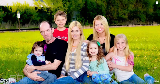 抱着小女儿的梅森，还有变性前的妻子埃里卡，红衣为变性前的儿子科里，以及其他女儿。