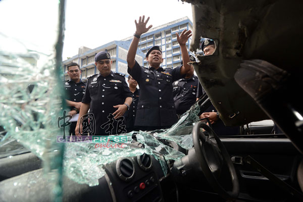 莫哈末再尼（右）向记者讲述，偷车集团偷走轿车后，再分拆及转售零件。