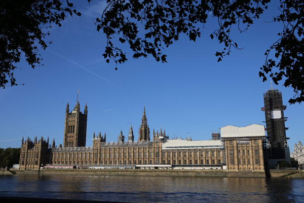 英国下议院周六开会，这是自1982年以来首次在周六开会，图为周六的国会外观。