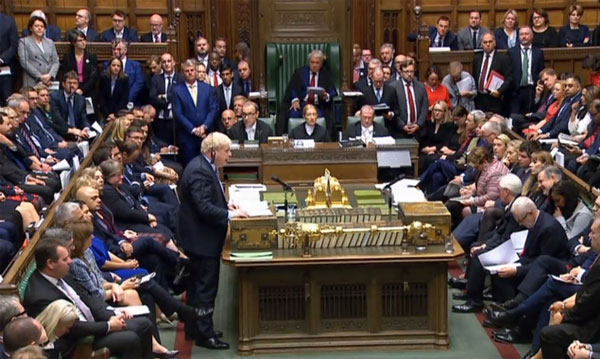 英国下议院周六下午4时30分开始开会，图为开会正在进行画面，约翰逊发表声明。