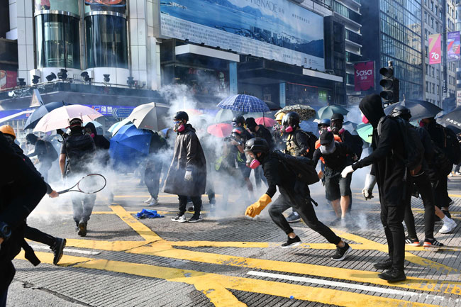 警方在九龙发射催泪弹驱散示威者。（法新社）