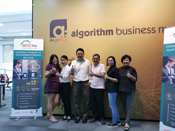 徐爱莲（左2）与公司团队开发云端报税软件，成为东南亚首家提供类似服务的企业。