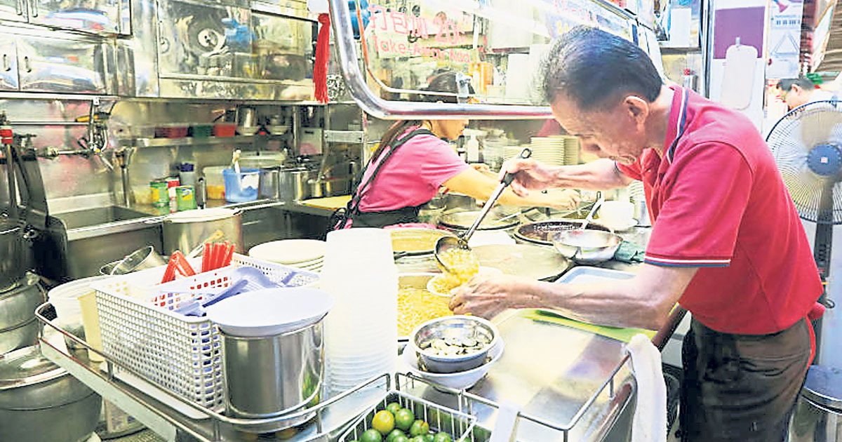林木安在红山巷第85座熟食中心经营甜品摊超过30年。