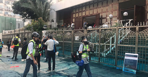 警方在弥敦道发射水炮，九龙清真寺被水炮射中染蓝。