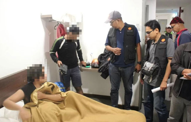 男子向宗教局官员宣称要方便送女友到医院复诊，才会同处一室。（图取自metro新闻网站）