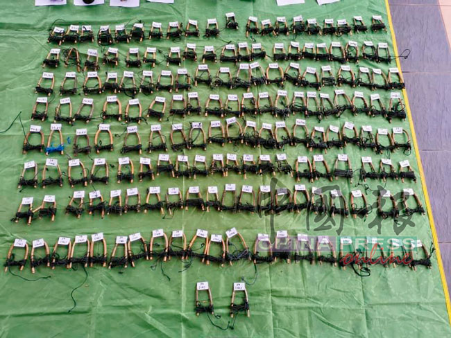 警方从柬埔寨猎人的流动营内起获162个尼龙陷阱套。