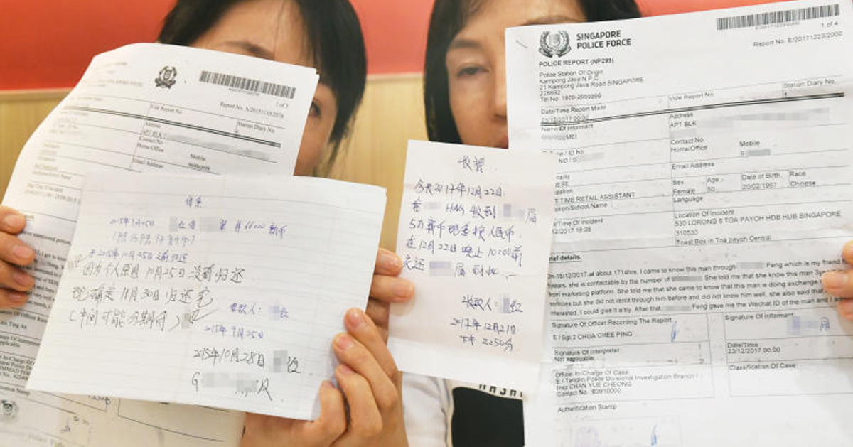 蔡月眉（左起）和闫家翠出示报案记录。